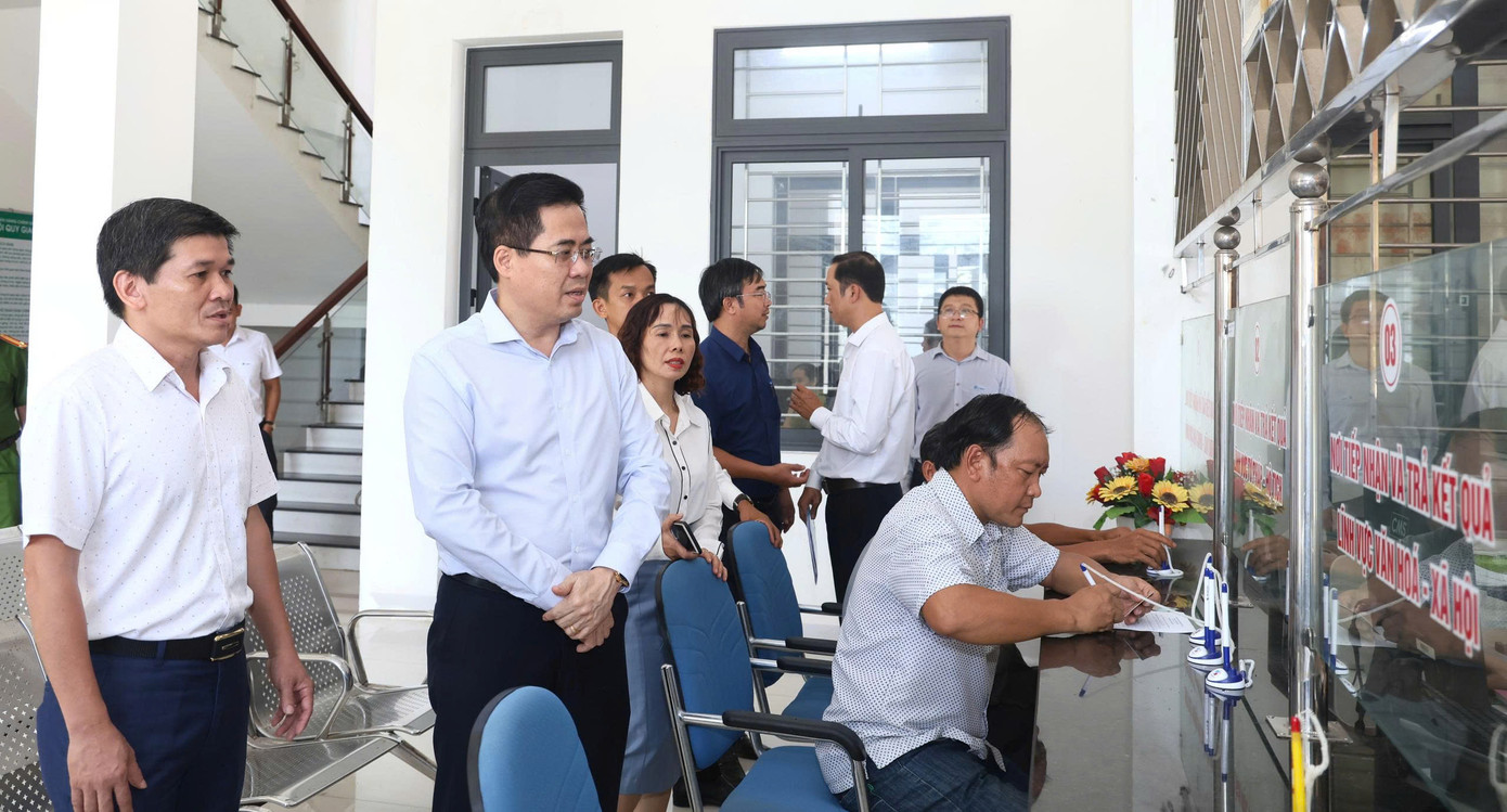 Chủ tịch UBND tỉnh Nguyễn Hoàng Giang kiểm tra công tác thử nghiệm vận hành Trung tâm phục vụ hành chính công xã Vệ Giang (mới).