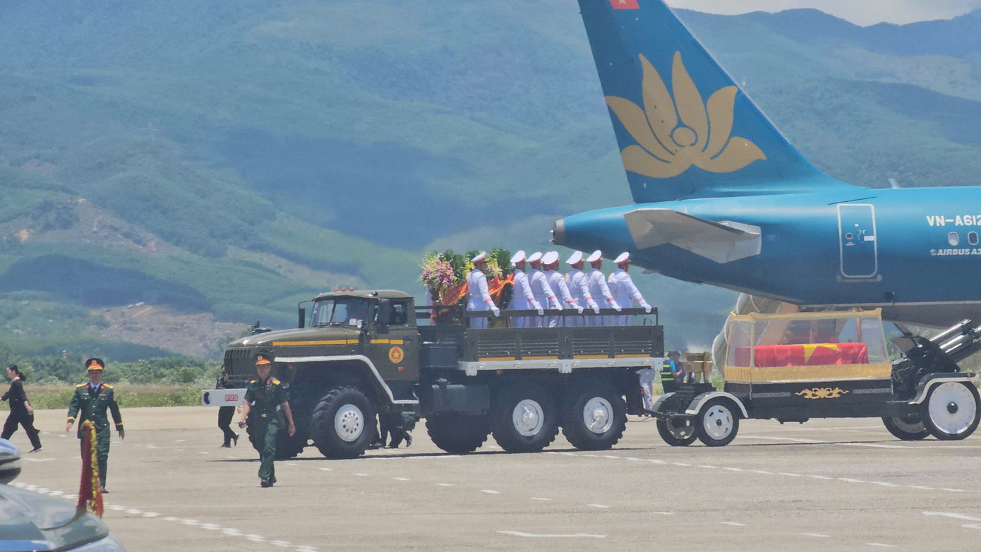 Ngay khi máy bay đưa linh cữu nguyên Chủ tịch nước Trần Đức Lương hạ cánh xuống sân bay Chu Lai, lực lượng phục vụ tang lễ đã nhanh chóng vào vị trí để đưa linh cữu di chuyển về nơi an nghỉ ở quê nhà xã Phổ Khánh (thị xã Đức Phổ, tỉnh Quảng Ngãi). Ngay khi máy bay đưa linh cữu nguyên Chủ tịch nước Trần Đức Lương hạ cánh xuống sân bay Chu Lai, lực lượng phục vụ tang lễ đã nhanh chóng vào vị trí để đưa linh cữu di chuyển về nơi an nghỉ ở quê nhà xã Phổ Khánh (thị xã Đức Phổ, tỉnh Quảng Ngãi).