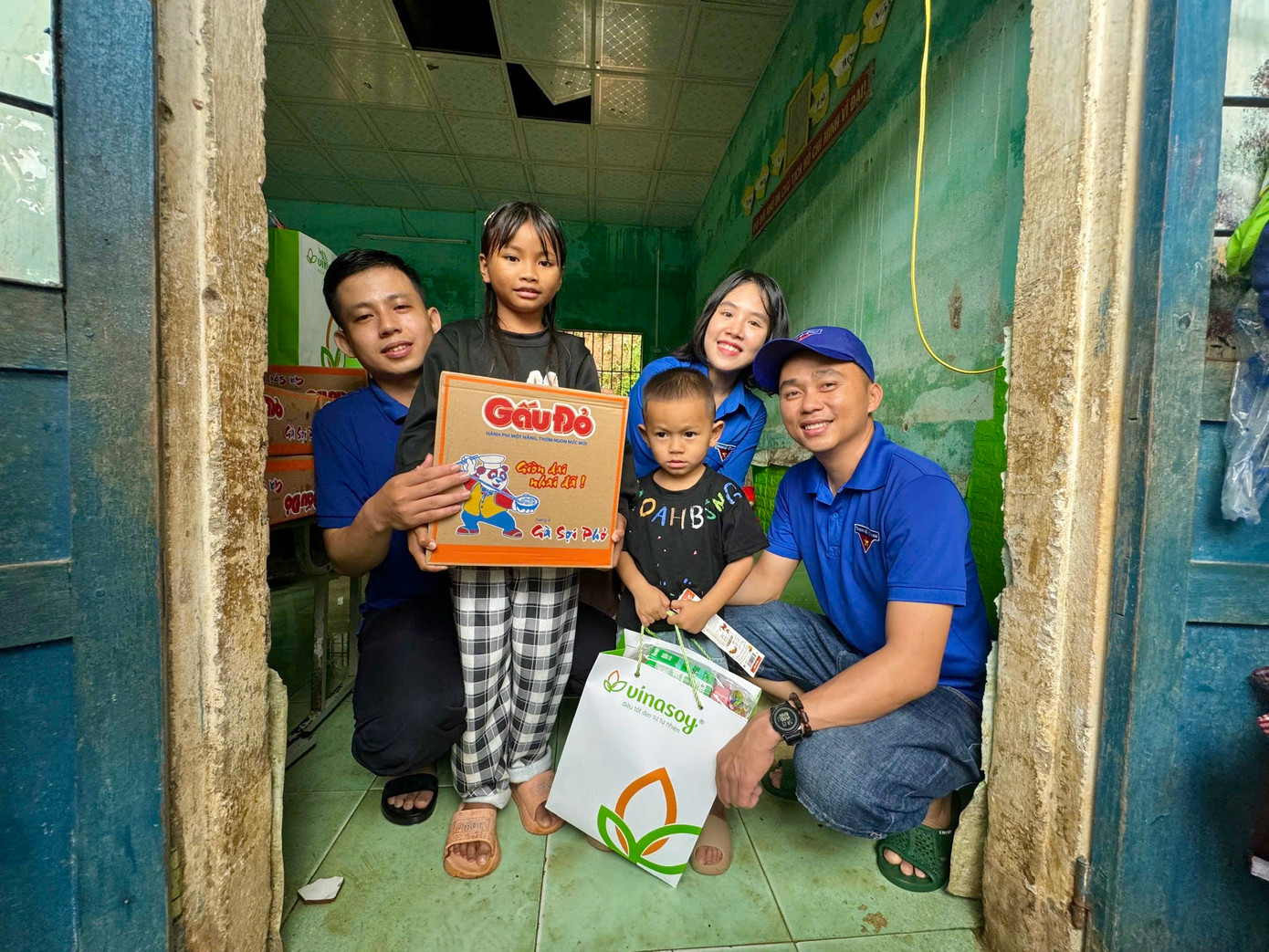 Ban tổ chức tặng quà cho các cháu thiếu nhi có hoàn cảnh khó khăn thôn Trà Bao. Ban tổ chức tặng quà cho các cháu thiếu nhi có hoàn cảnh khó khăn thôn Trà Bao.