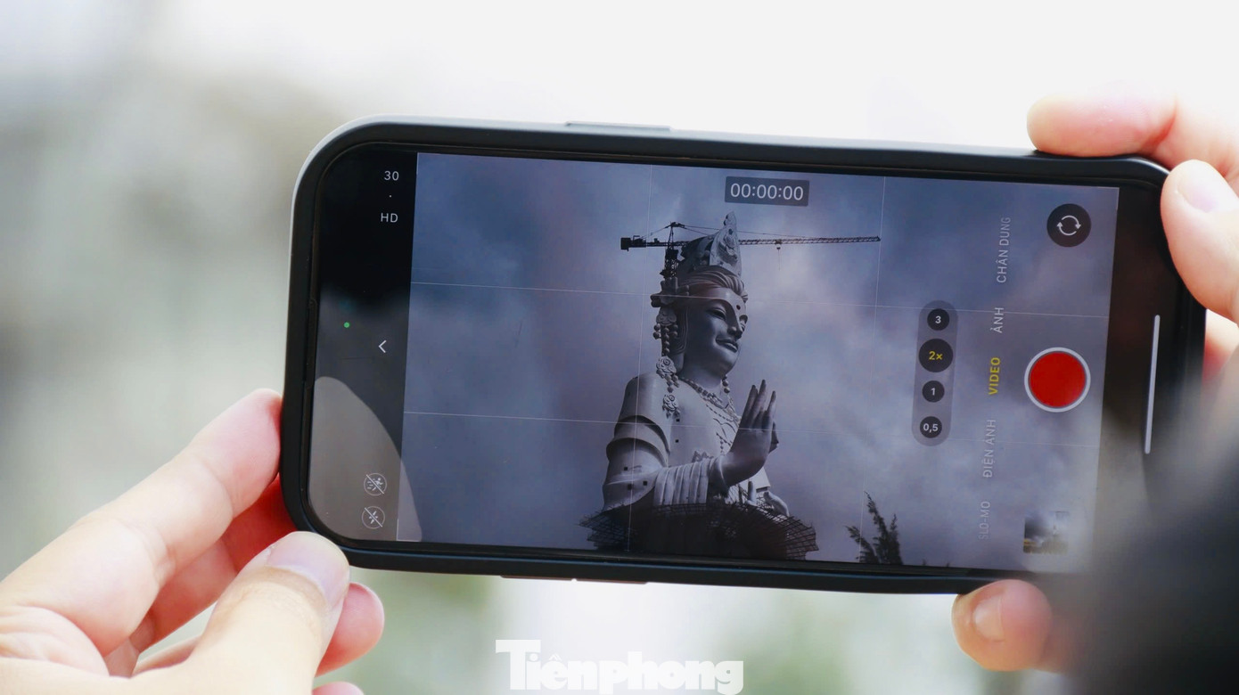 Người dân chụp ảnh lưu niệm với cảnh trí ở ngôi chùa lớn bậc nhất tỉnh Quảng Ngãi. Ảnh: Nguyễn Ngọc.