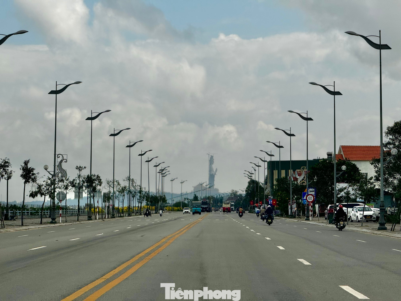 Với chiều cao nổi bật 125 m, du khách ở trung tâm TP. Quảng Ngãi có thể dễ dàng thấy bức tượng này ở nhiều vị trí khác nhau. Đẹp nhất là đi trên đường Hoàng Sa và Trường Sa (nằm ở hai bên bờ sông Trà Khúc). Ảnh: Nguyễn Ngọc.