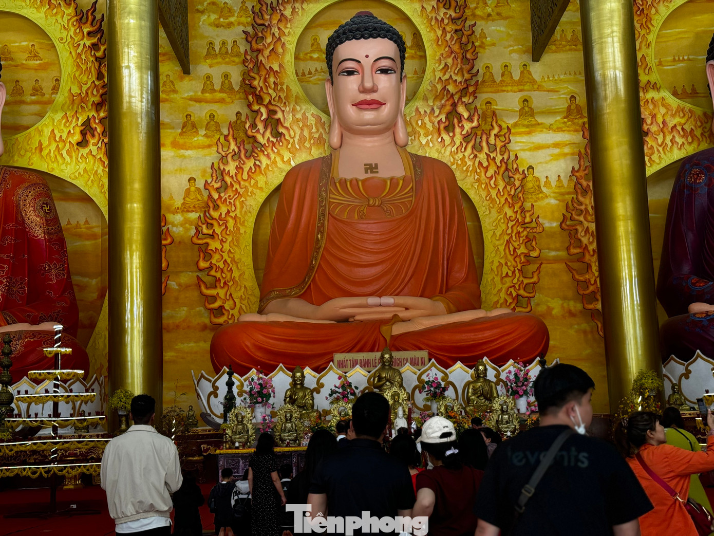 Người dân hành hương bên trong chùa. Ảnh: Nguyễn Ngọc.