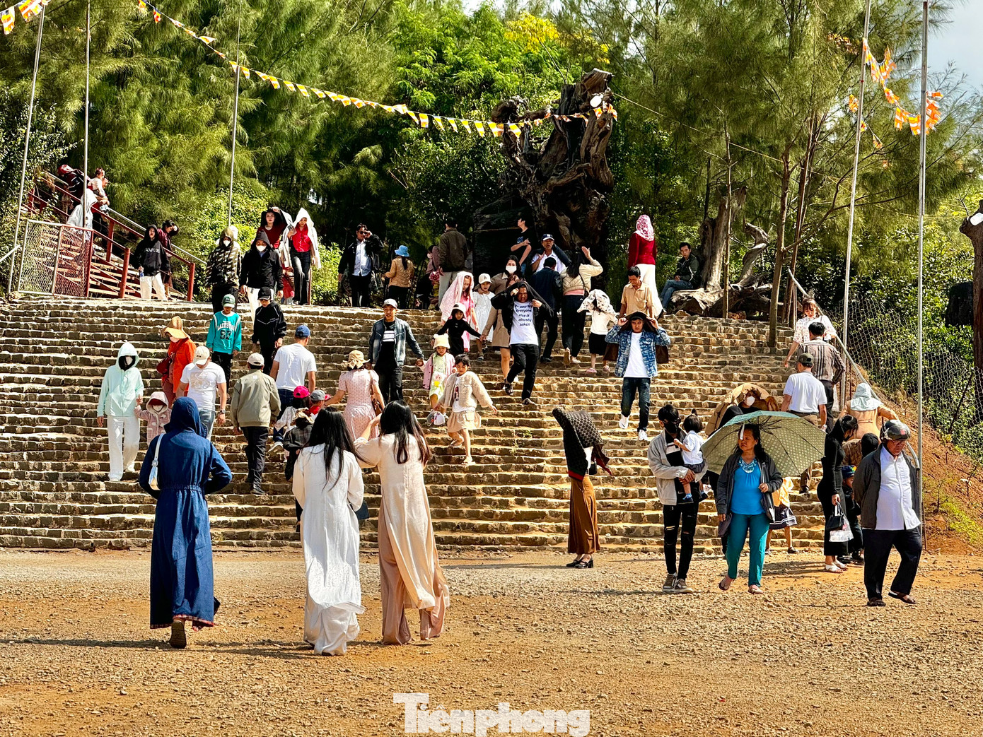 Những ngày đầu năm mới Ất Tỵ 2025, chùa Minh Đức nằm trên núi Thiên Mã (xã Tịnh Long, TP. Quảng Ngãi, tỉnh Quảng Ngãi) trở thành điểm đến, thu hút hàng nghìn người dân, du khách đến tham quan. Ảnh: Nguyễn Ngọc.