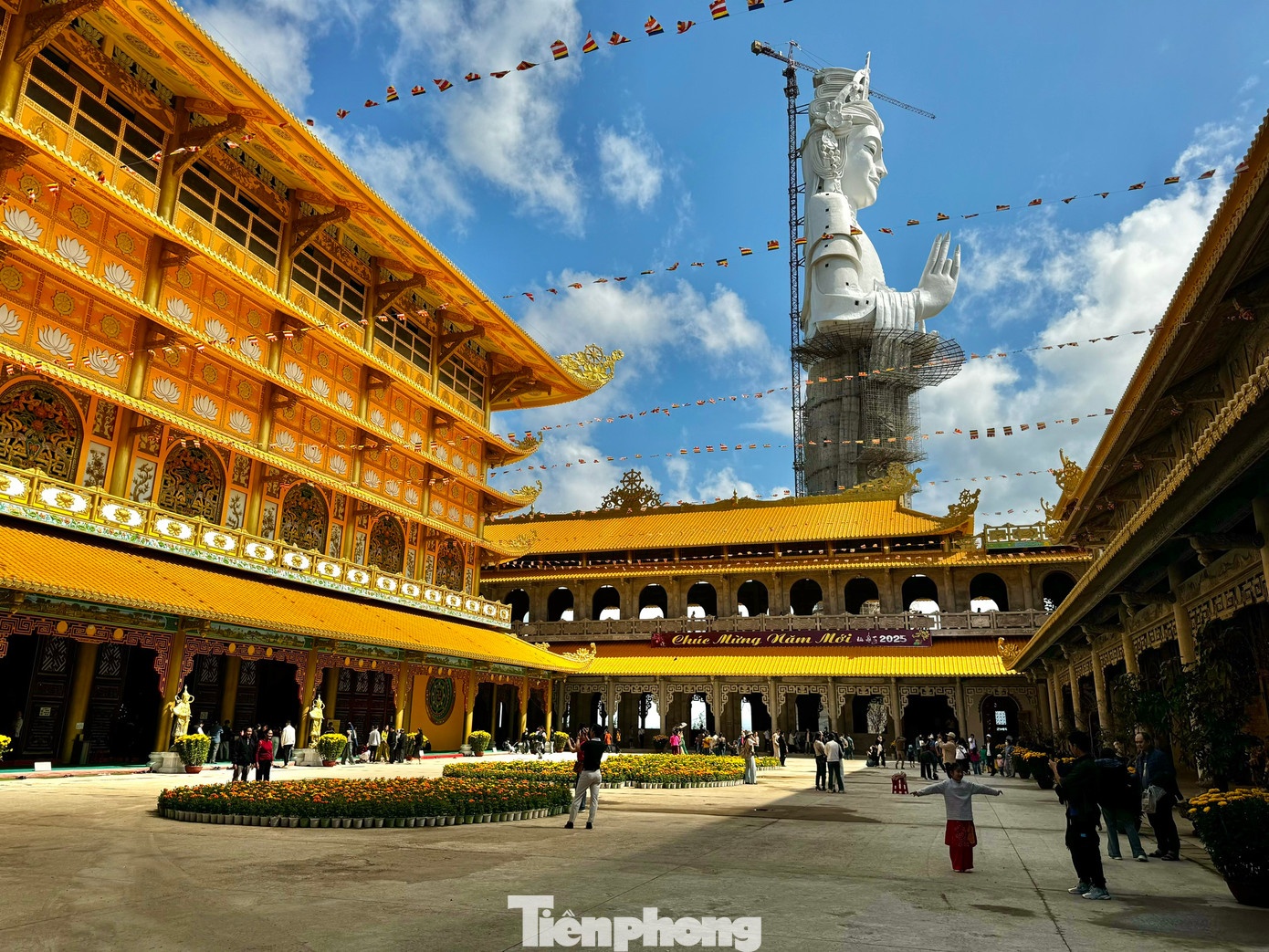 Chánh điện có nhiều không gian như Tiền sảnh, Đại hùng Bảo điện, Đông điện, Tây điện, Tháp chuông, Tháp trống, Lầu Kinh đông, Lầu Kinh tây. Ảnh: Nguyễn Ngọc.