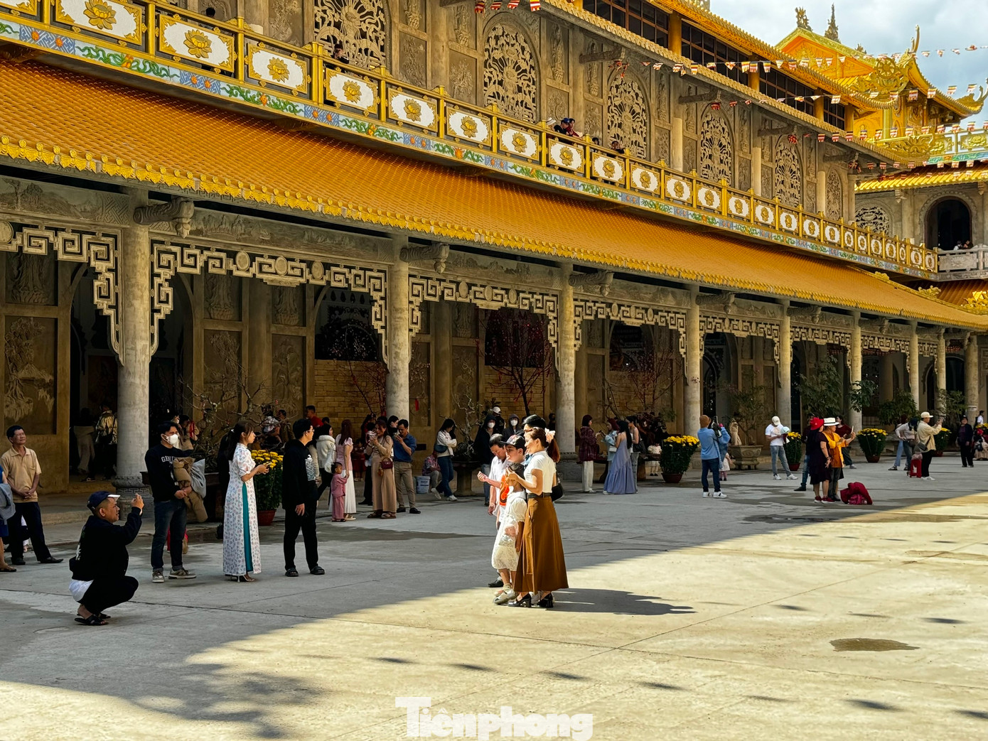 Theo ghi nhận của PV, chiều 3/2 (Mùng 6 Tết Ất Tỵ), hàng nghìn người dân trong tỉnh và du khách thập phương nô nức đến chùa chiêm bái, lễ Phật, vãn cảnh chùa. Đây cũng là không khí chung trong những ngày Tết này. Ảnh: Nguyễn Ngọc.