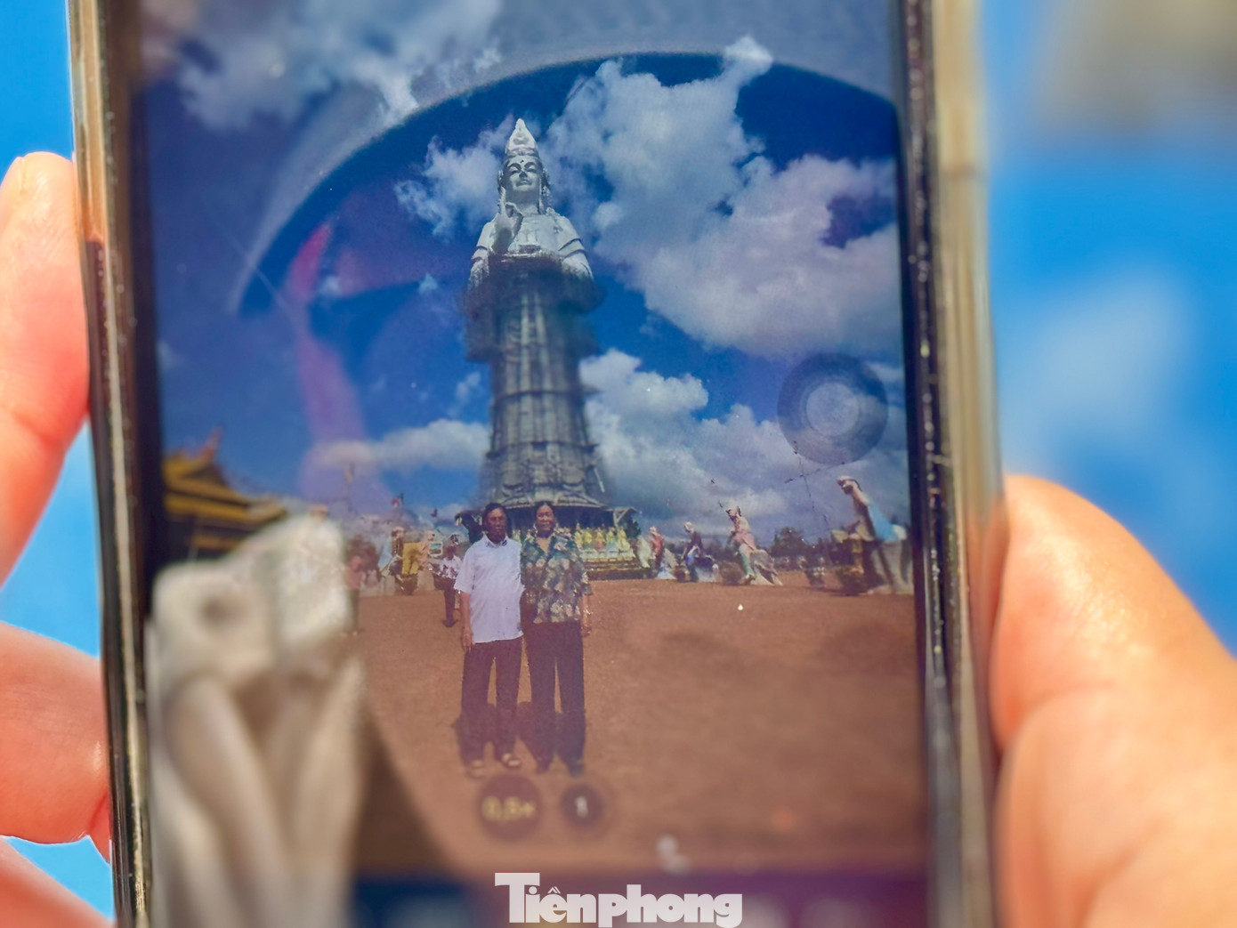 Người dân chụp ảnh lưu niệm với cảnh trí ở ngôi chùa lớn bậc nhất tỉnh Quảng Ngãi. Ảnh: Nguyễn Ngọc.