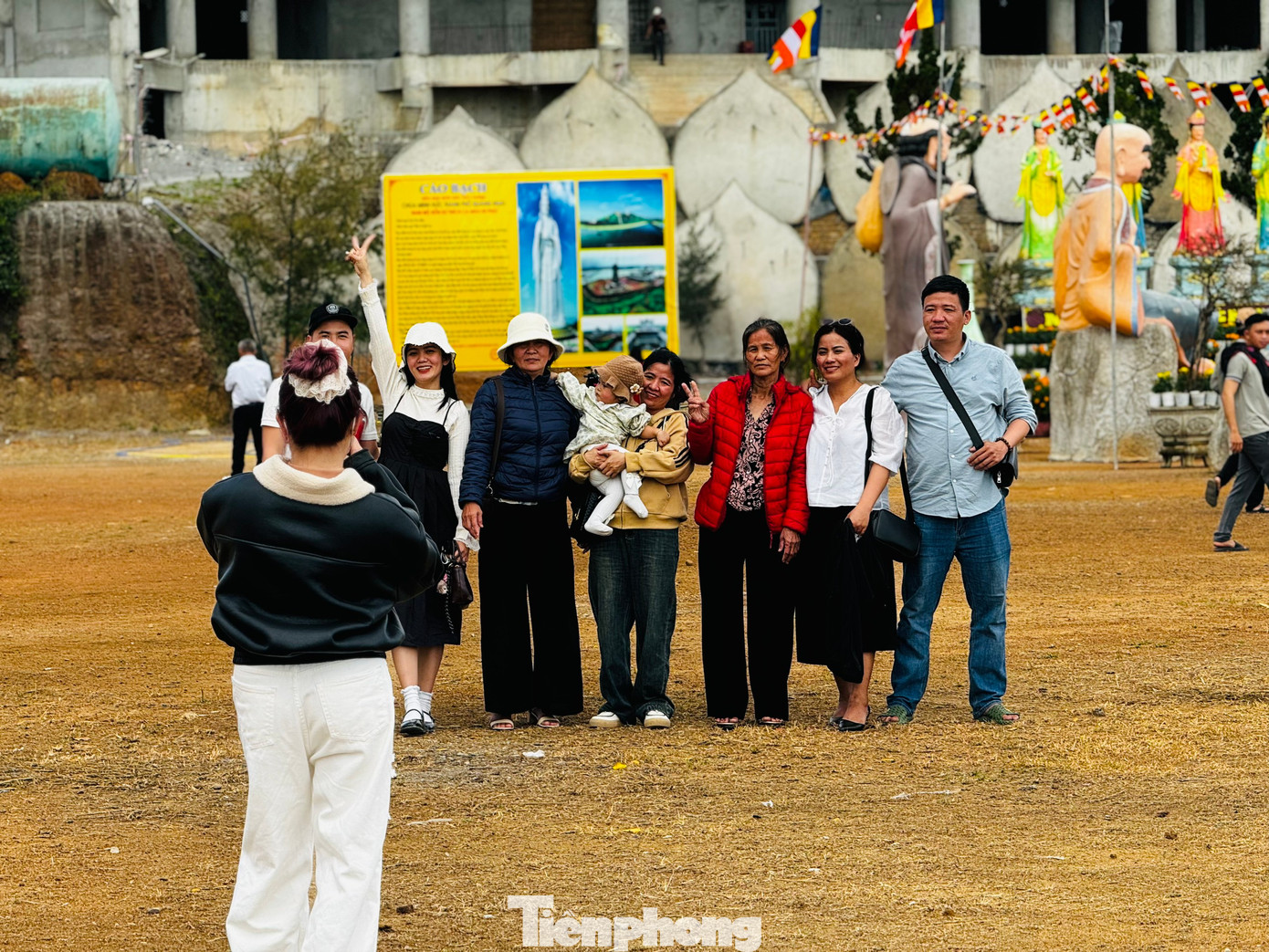 Người dân chụp ảnh lưu niệm với cảnh trí ở ngôi chùa lớn bậc nhất tỉnh Quảng Ngãi. Ảnh: Nguyễn Ngọc.