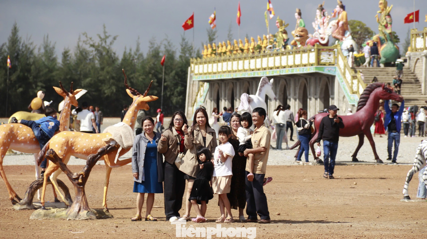 Người dân chụp ảnh lưu niệm với cảnh trí ở ngôi chùa lớn bậc nhất tỉnh Quảng Ngãi. Ảnh: Nguyễn Ngọc.