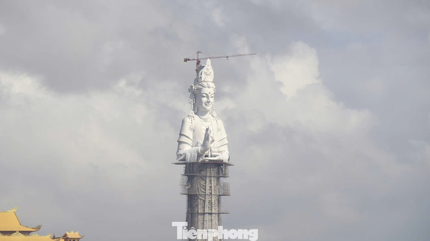 Công trình bắt đầu khởi công từ đầu năm 2020, với điểm nhấn là tượng Phật Quan Âm cao 125 m. Đây là bức tượng Phật cao nhất Việt Nam khi vượt các bức tượng ở núi Bà Đen (Tây Ninh) cao 72 m và ở chùa Linh Ẩn (TP. Đà Lạt) cao 71 m. Ảnh: Nguyễn Ngọc.