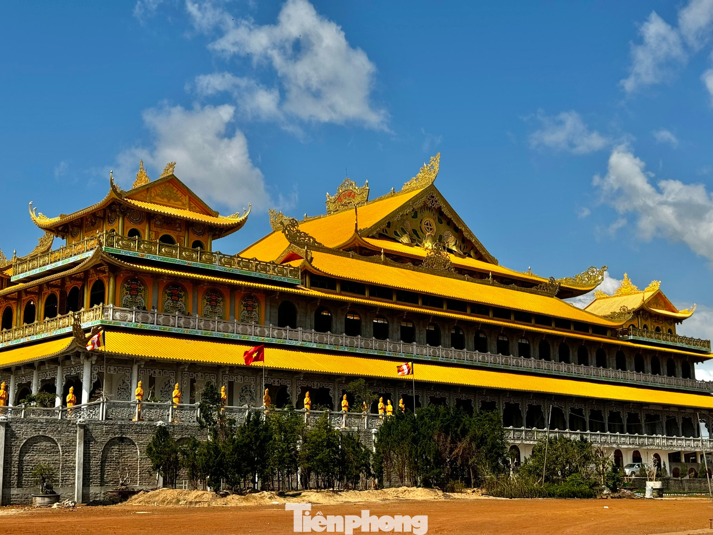 Nằm bên cạnh tượng Phật Quan Âm là chánh điện chùa Minh Đức. Chánh điện rộng gần 12.000 m2, điểm cao nhất của chánh điện lên đến 51 m. Ảnh: Nguyễn Ngọc.