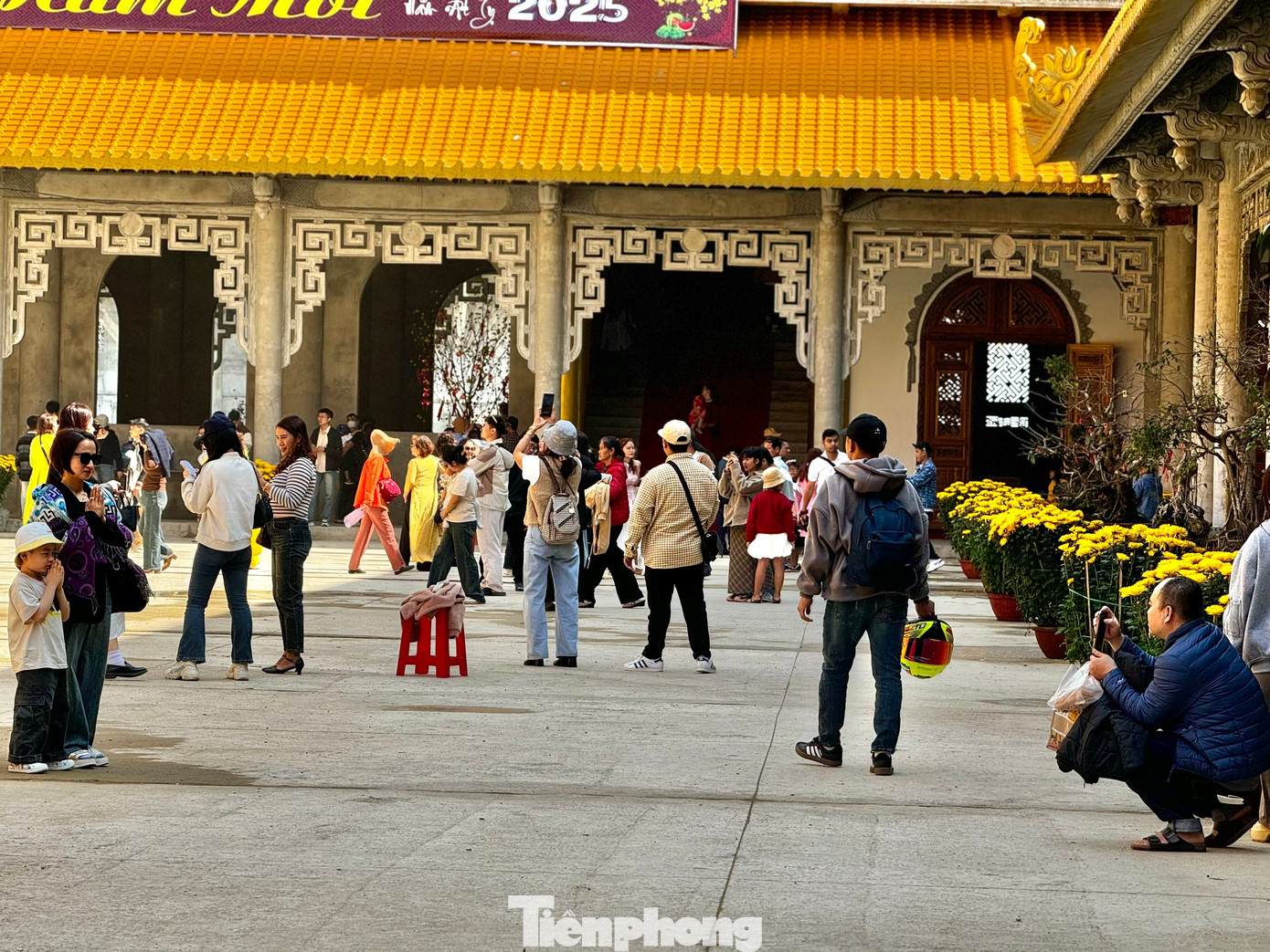 Theo ghi nhận của PV, chiều 3/2 (Mùng 6 Tết Ất Tỵ), hàng nghìn người dân trong tỉnh và du khách thập phương nô nức đến chùa chiêm bái, lễ Phật, vãn cảnh chùa. Đây cũng là không khí chung trong những ngày Tết này. Ảnh: Nguyễn Ngọc.