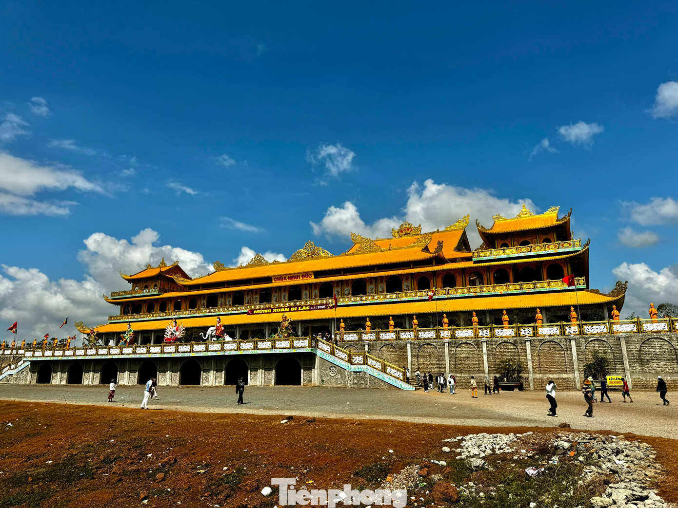 Nằm bên cạnh tượng Phật Quan Âm là chánh điện chùa Minh Đức. Chánh điện rộng gần 12.000 m2, điểm cao nhất của chánh điện lên đến 51 m. Ảnh: Nguyễn Ngọc.