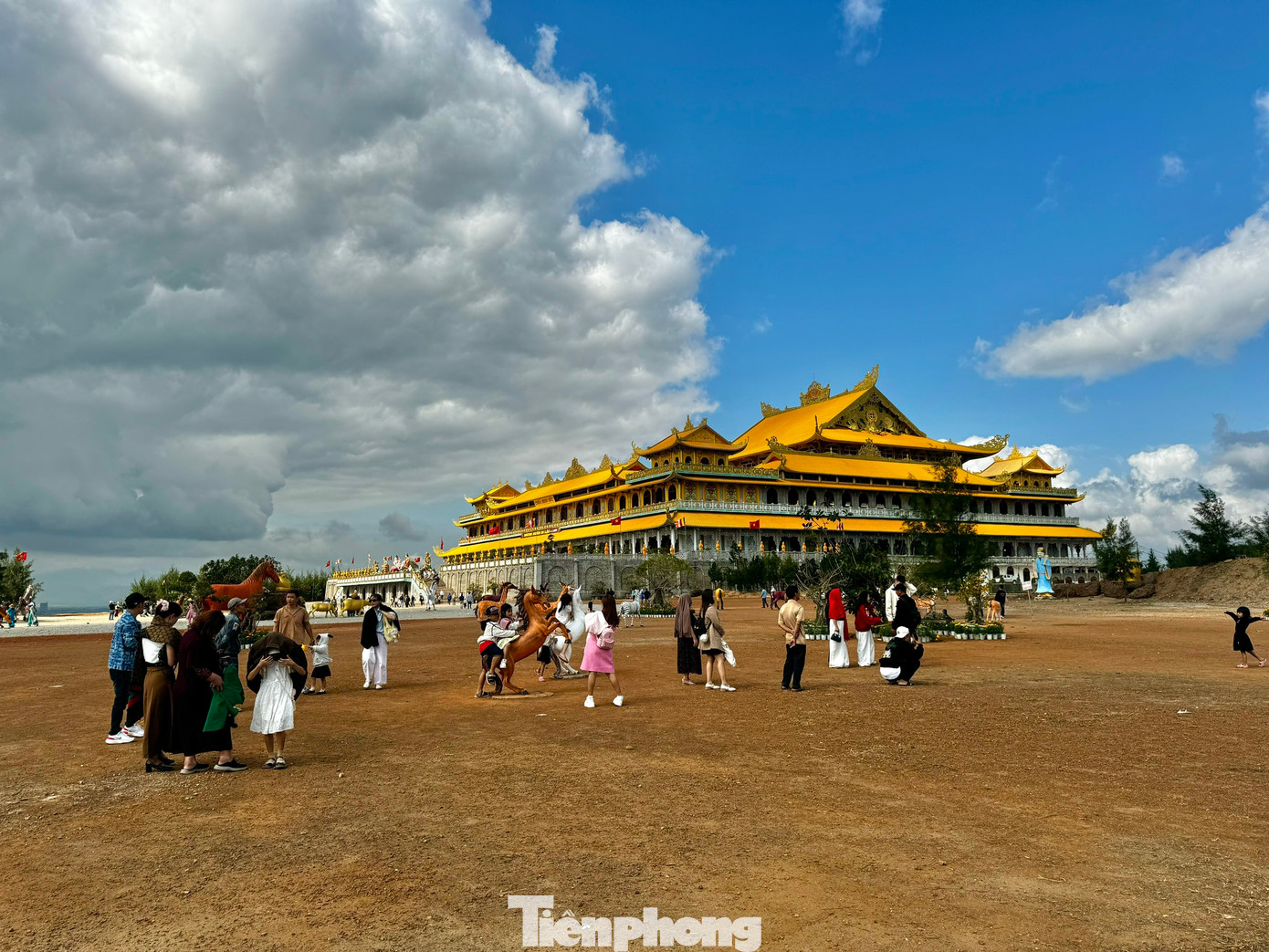 Theo ghi nhận của PV, chiều 3/2 (Mùng 6 Tết Ất Tỵ), hàng nghìn người dân trong tỉnh và du khách thập phương nô nức đến chùa chiêm bái, lễ Phật, vãn cảnh chùa. Đây cũng là không khí chung trong những ngày Tết này. Ảnh: Nguyễn Ngọc.