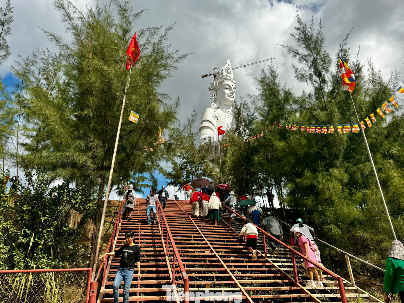 Những ngày đầu năm mới Ất Tỵ 2025, chùa Minh Đức nằm trên núi Thiên Mã (xã Tịnh Long, TP. Quảng Ngãi, tỉnh Quảng Ngãi) trở thành điểm đến, thu hút hàng nghìn người dân, du khách đến tham quan. Ảnh: Nguyễn Ngọc.