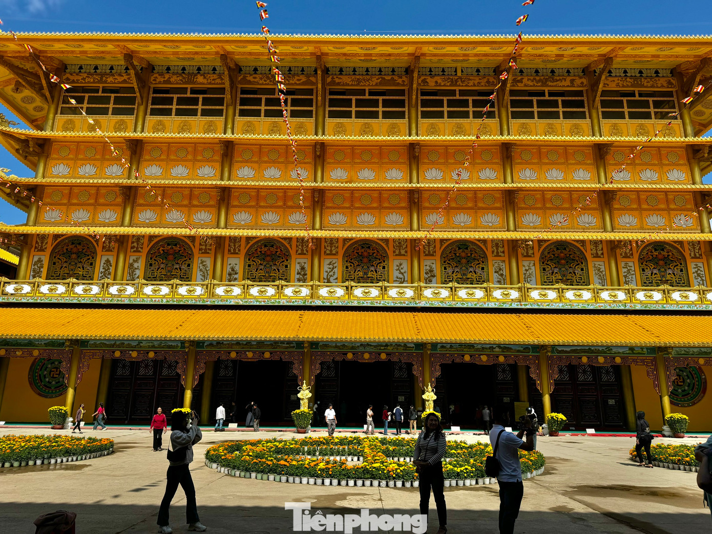 Chánh điện có nhiều không gian như Tiền sảnh, Đại hùng Bảo điện, Đông điện, Tây điện, Tháp chuông, Tháp trống, Lầu Kinh đông, Lầu Kinh tây. Ảnh: Nguyễn Ngọc.