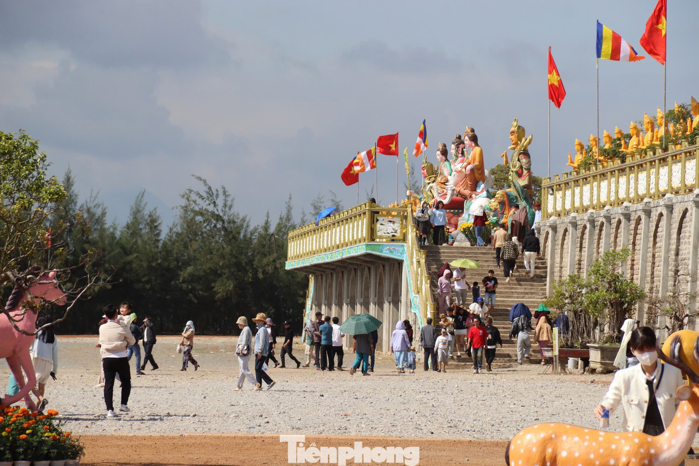 Những ngày đầu năm mới Ất Tỵ 2025, chùa Minh Đức nằm trên núi Thiên Mã (xã Tịnh Long, TP. Quảng Ngãi, tỉnh Quảng Ngãi) trở thành điểm đến, thu hút hàng nghìn người dân, du khách đến tham quan. Ảnh: Nguyễn Ngọc.