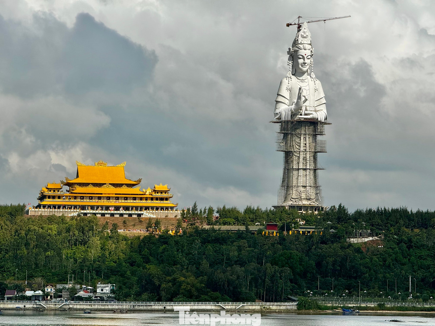 Công trình bắt đầu khởi công từ đầu năm 2020, với điểm nhấn là tượng Phật Quan Âm cao 125 m. Đây là bức tượng Phật cao nhất Việt Nam khi vượt các bức tượng ở núi Bà Đen (Tây Ninh) cao 72 m và ở chùa Linh Ẩn (TP. Đà Lạt) cao 71 m. Ảnh: Nguyễn Ngọc.