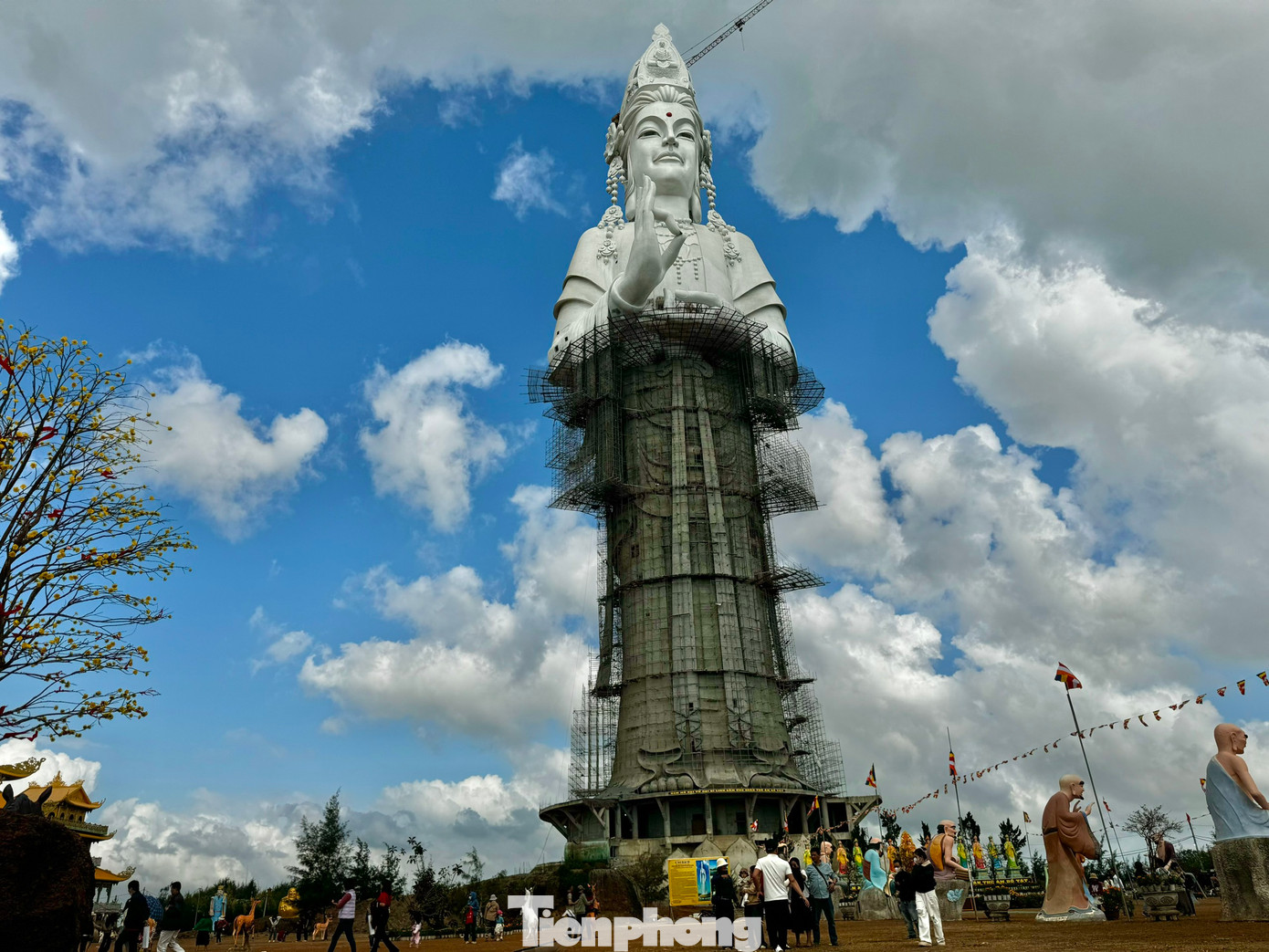 Ngoài ra, bức tượng này cũng trở thành tượng Phật Quan Âm cao nhất Đông Nam Á và nằm trong top những tôn tượng cao nhất thế giới. Ảnh: Nguyễn Ngọc.