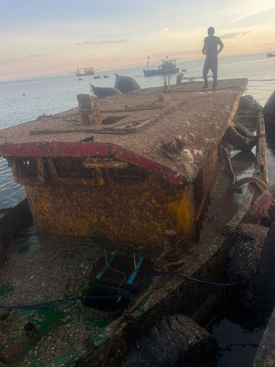 Tàu kéo sà lan đã được trục vớt sau hơn 1 năm nằm dưới đáy biển để phục vụ công tác điều tra. Tàu kéo sà lan đã được trục vớt sau hơn 1 năm nằm dưới đáy biển để phục vụ công tác điều tra.