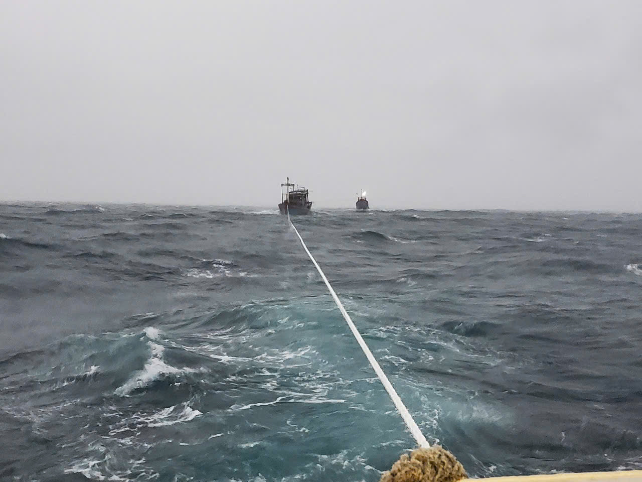 Bộ Tư lệnh Vùng Cảnh sát biển 2 lai dắt 2 tàu cá Quảng Nam gặp nạn trên biển về đảo Lý Sơn. Bộ Tư lệnh Vùng Cảnh sát biển 2 lai dắt 2 tàu cá Quảng Nam gặp nạn trên biển về đảo Lý Sơn.