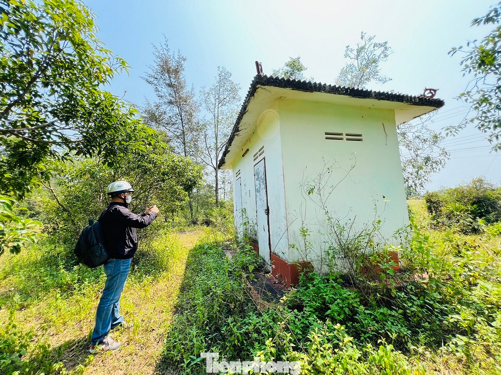 Nhiều năm bị bỏ hoang, không được tu sửa, khai thác, nhiều hạng mục của công viên Hòa Bình - Mỹ Lai hiện đã xuống cấp nghiêm trọng, cỏ dại mọc um tùm.