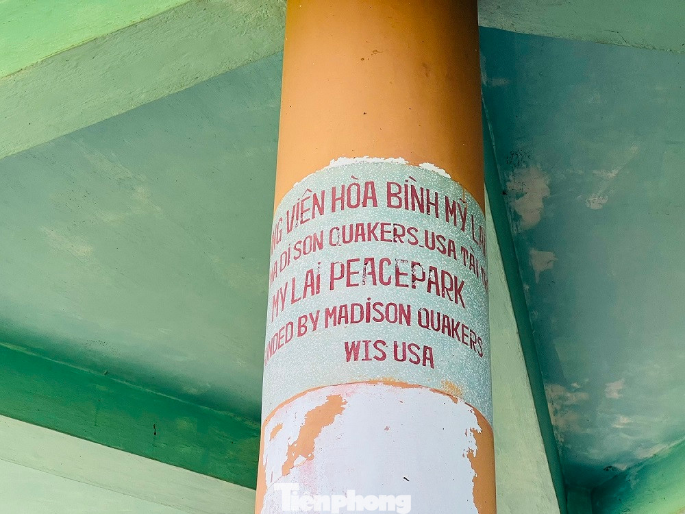 “Cách đây vài năm nơi đây cũng xảy ra tình trạng là đối tượng tệ nạn xã hội vào công viên này để tiêm chích ma túy, ném kim tiêm bừa bãi, một thời gian dài người dân không ai dám vào, sợ dẫm kim tiêm. Bây giờ tệ nạn này hết, thì một số người đến tổ chức ăn nhậu xả rác bừa bãi. Phải làm sao cho sạch sẽ, để người dân và trẻ em có chỗ vào vui chơi, thăm quan nghỉ mát, chứ để vậy quá lãng phí”, ông Tám nói thêm.
