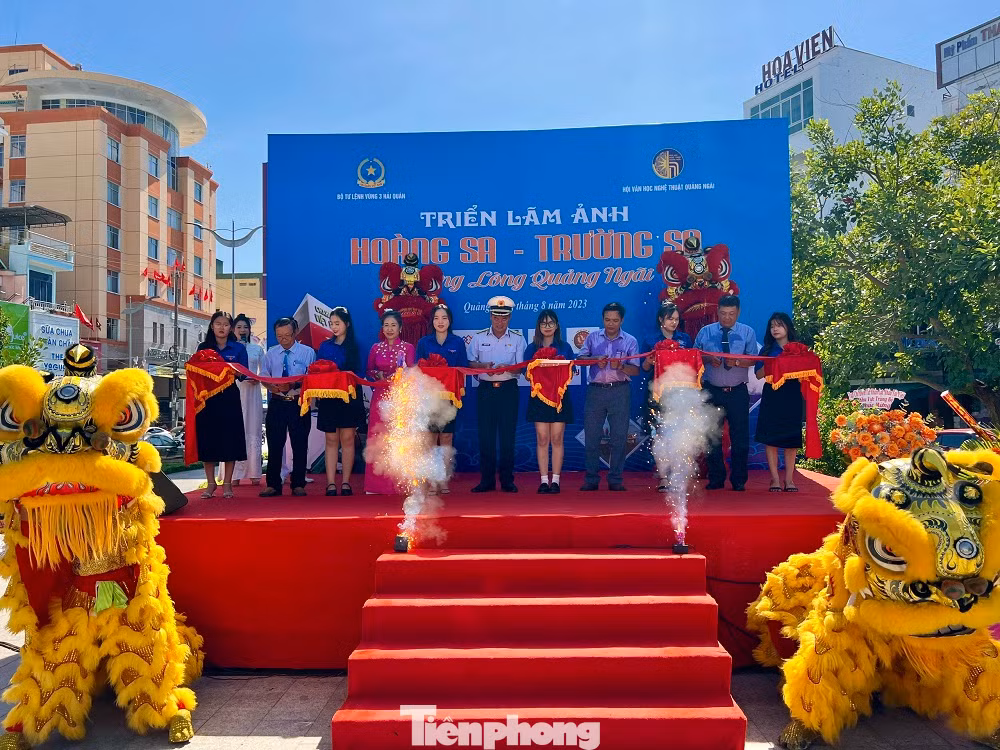 Các đại biểu cắt băng khai mạc triển lãm ảnh. Ảnh: Nguyễn Ngọc