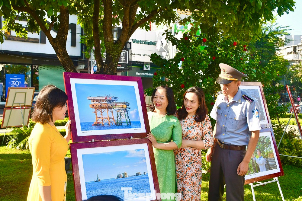 Nhiều học sinh đến thăm quan triển lãm ảnh. Ảnh: Nguyễn Ngọc Nhiều học sinh đến thăm quan triển lãm ảnh. Ảnh: Nguyễn Ngọc