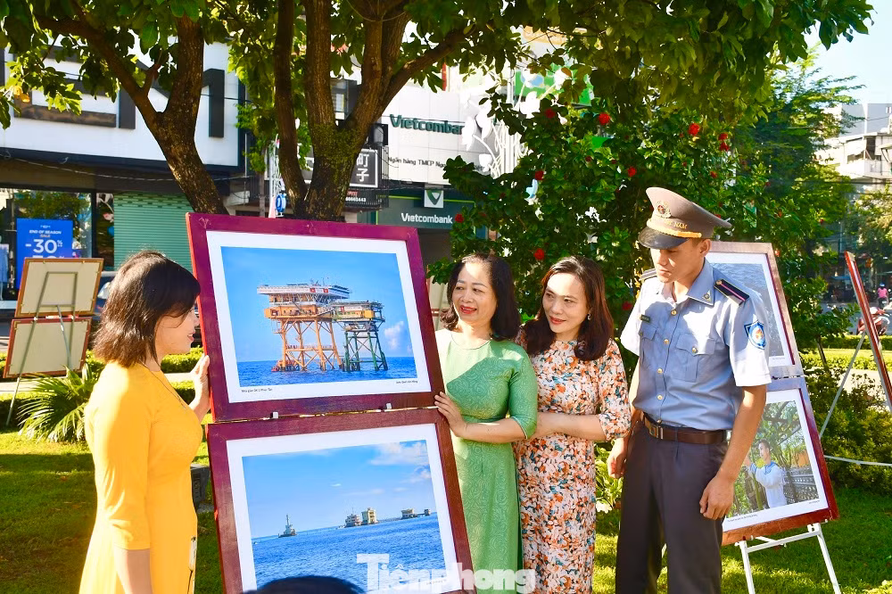 Nhiều học sinh đến thăm quan triển lãm ảnh. Ảnh: Nguyễn Ngọc