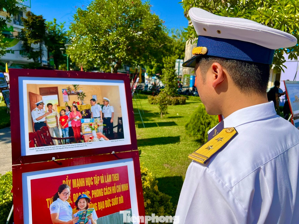 Những sinh hoạt trên quần đảo Trường Sa. Những sinh hoạt trên quần đảo Trường Sa.