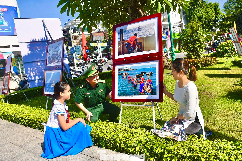 Triển lãm ảnh thu hút nhiều người đến tham quan. Ảnh:Nguyễn Ngọc Triển lãm ảnh thu hút nhiều người đến tham quan. Ảnh:Nguyễn Ngọc