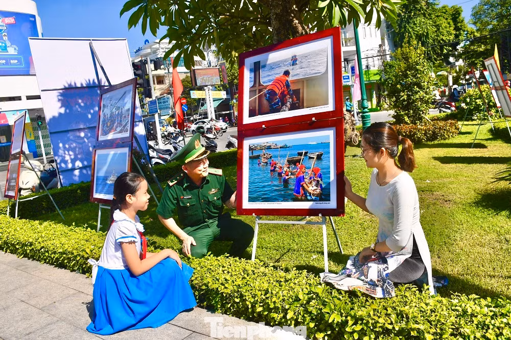 Triển lãm ảnh thu hút nhiều người đến tham quan. Ảnh:Nguyễn Ngọc