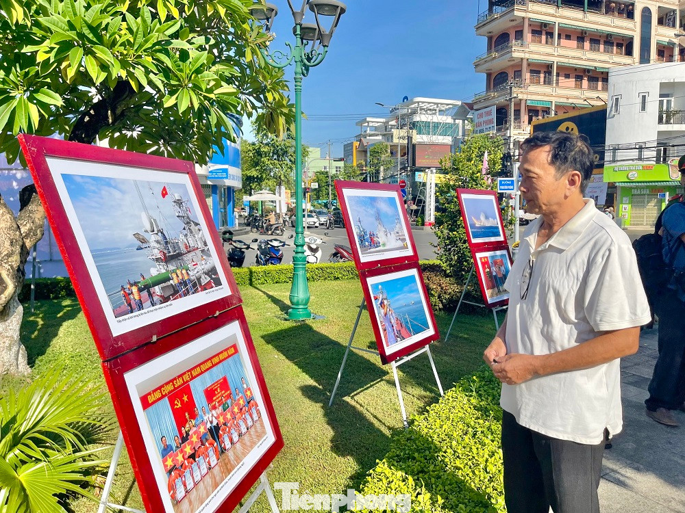 Triển lãm ảnh thu hút nhiều người đến tham quan. Ảnh:Nguyễn Ngọc Triển lãm ảnh thu hút nhiều người đến tham quan. Ảnh:Nguyễn Ngọc