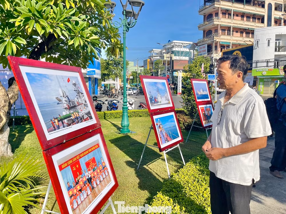 Triển lãm ảnh thu hút nhiều người đến tham quan. Ảnh:Nguyễn Ngọc