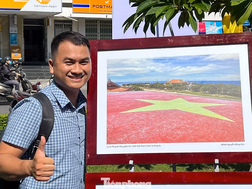 Anh Lê Văn Phong (trú TP Quảng Ngãi) chia sẻ anh rất thích và ấn tượng với bức ảnh lá cờ Tổ quốc bằng gốm lớn nhất Việt Nam ở đảo Trường Sa. Ảnh: Nguyễn Ngọc