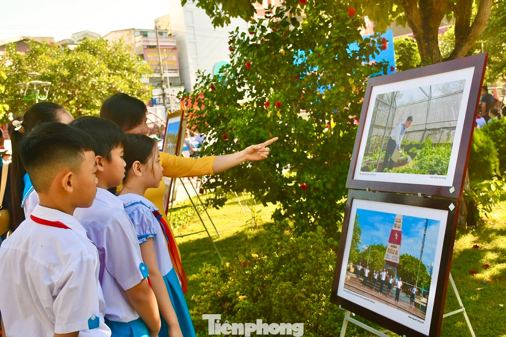 Nhiều học sinh đến thăm quan triển lãm ảnh. Ảnh: Nguyễn Ngọc Nhiều học sinh đến thăm quan triển lãm ảnh. Ảnh: Nguyễn Ngọc