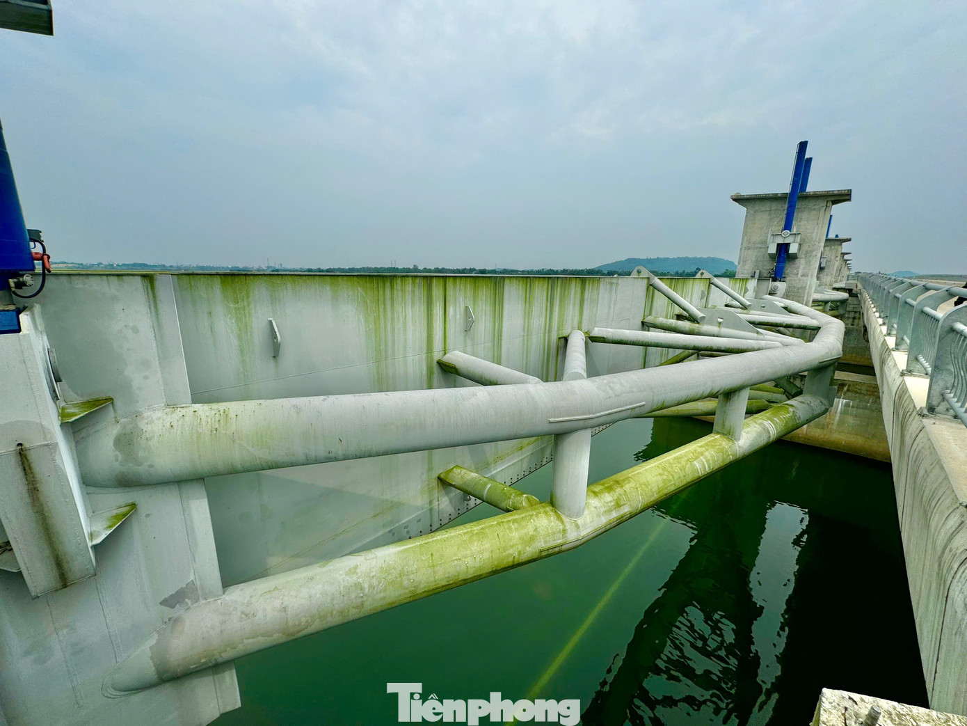 Dự án gồm cống ngăn sông 19 khoang, với tổng bề rộng gần 720m; bốn khoang tràn piano; đường cá đi rộng 5m; cầu và đường giao thông có tổng chiều dài hơn 974m, chiều rộng mặt cầu 12m... Ảnh: Nguyễn Ngọc.