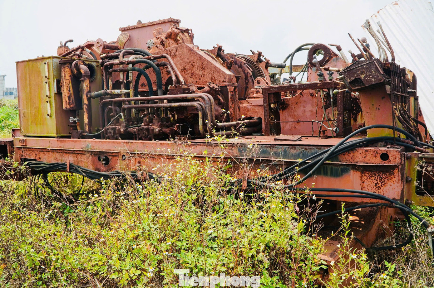 Nhiều máy móc, thiết bị trên công trường nằm ngổn ngang... Ảnh: Nguyễn Ngọc.