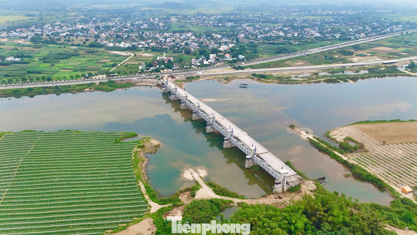 Vướng mắc mặt bằng chủ yếu do trước đây cơ quan có thẩm quyền đã chấp thuận cho người sử dụng đất tách thửa, nâng mục đích sử dụng đất ở với số lượng lớn. Sau đó, qua thanh tra, một số bất cập được phát hiện và cơ quan chức năng đã tham mưu hủy một số giấy chứng nhận quyền sử dụng đất do chuyển mục đích sai quy định. Từ đó, nhiều hộ dân không đồng ý bàn giao mặt bằng. Ảnh: Nguyễn Ngọc.