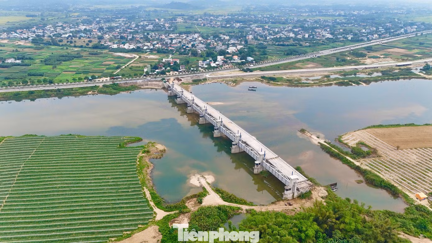 Vướng mắc mặt bằng chủ yếu do trước đây cơ quan có thẩm quyền đã chấp thuận cho người sử dụng đất tách thửa, nâng mục đích sử dụng đất ở với số lượng lớn. Sau đó, qua thanh tra, một số bất cập được phát hiện và cơ quan chức năng đã tham mưu hủy một số giấy chứng nhận quyền sử dụng đất do chuyển mục đích sai quy định. Từ đó, nhiều hộ dân không đồng ý bàn giao mặt bằng. Ảnh: Nguyễn Ngọc.