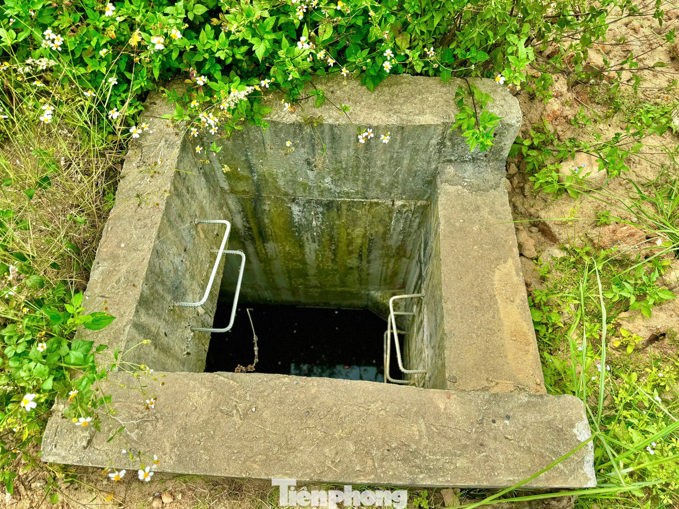 Một số hạng mục thi công dang dở. Ảnh: Nguyễn Ngọc.