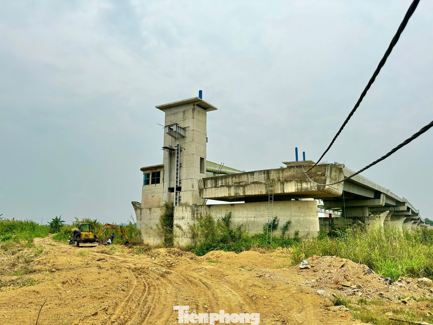 Vướng mắc mặt bằng chủ yếu do trước đây cơ quan có thẩm quyền đã chấp thuận cho người sử dụng đất tách thửa, nâng mục đích sử dụng đất ở với số lượng lớn. Sau đó, qua thanh tra, một số bất cập được phát hiện và cơ quan chức năng đã tham mưu hủy một số giấy chứng nhận quyền sử dụng đất do chuyển mục đích sai quy định. Từ đó, nhiều hộ dân không đồng ý bàn giao mặt bằng. Ảnh: Nguyễn Ngọc.