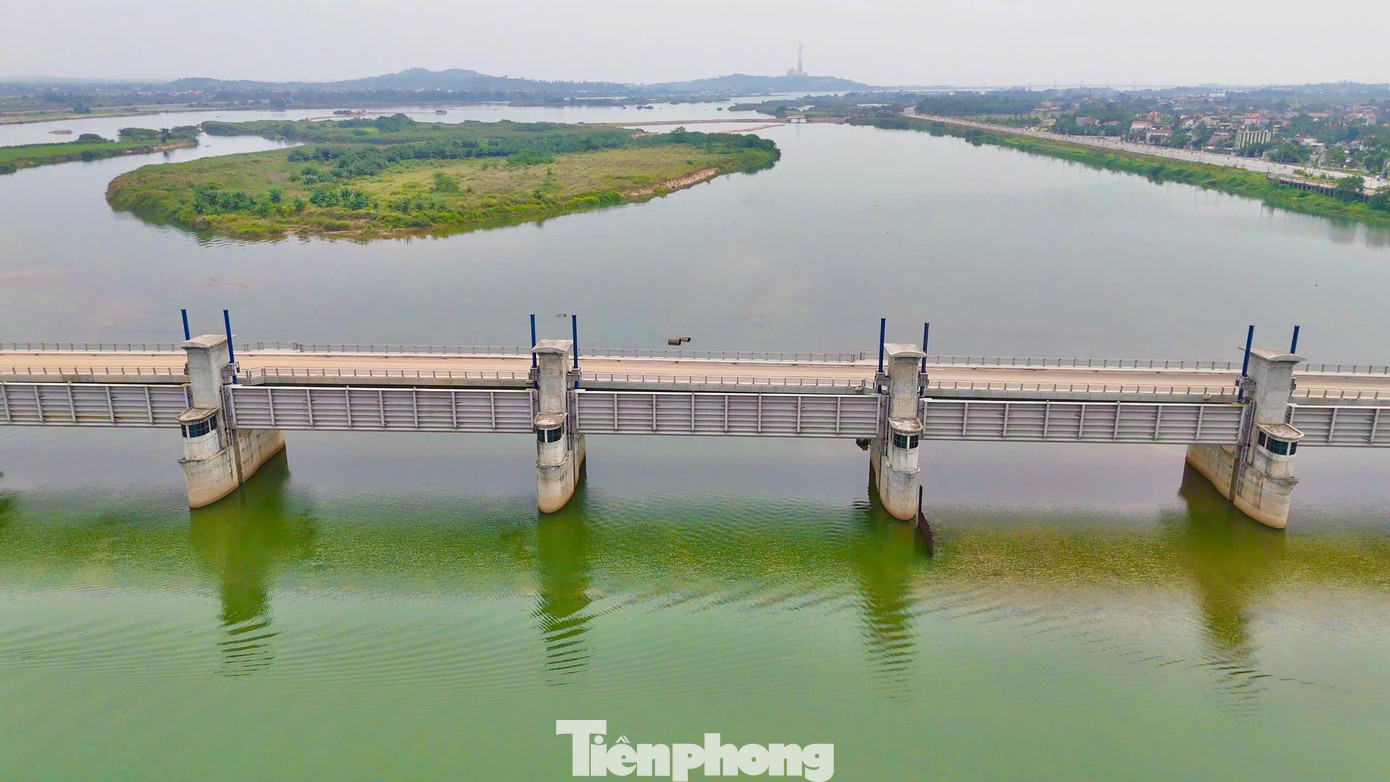 Dự án gồm cống ngăn sông 19 khoang, với tổng bề rộng gần 720m; bốn khoang tràn piano; đường cá đi rộng 5m; cầu và đường giao thông có tổng chiều dài hơn 974m, chiều rộng mặt cầu 12m... Ảnh: Nguyễn Ngọc.