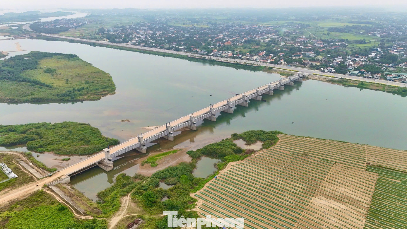Tuy nhiên, dư luận ở Quảng Ngãi vẫn hoài nghi, dù dự án đập dâng có hoàn thành và đi vào hoạt động đi nữa cũng khó phát huy công năng, vì hiện tại tỉnh Quảng Ngãi vẫn đang tìm giải pháp thu gom, xử lý nước thải cho khu vực TP. Quảng Ngãi. Ảnh: Nguyễn Ngọc.