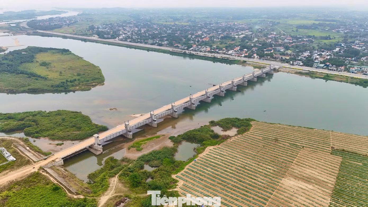 Tuy nhiên, dư luận ở Quảng Ngãi vẫn hoài nghi, dù dự án đập dâng có hoàn thành và đi vào hoạt động đi nữa cũng khó phát huy công năng, vì hiện tại tỉnh Quảng Ngãi vẫn đang tìm giải pháp thu gom, xử lý nước thải cho khu vực TP. Quảng Ngãi. Ảnh: Nguyễn Ngọc.