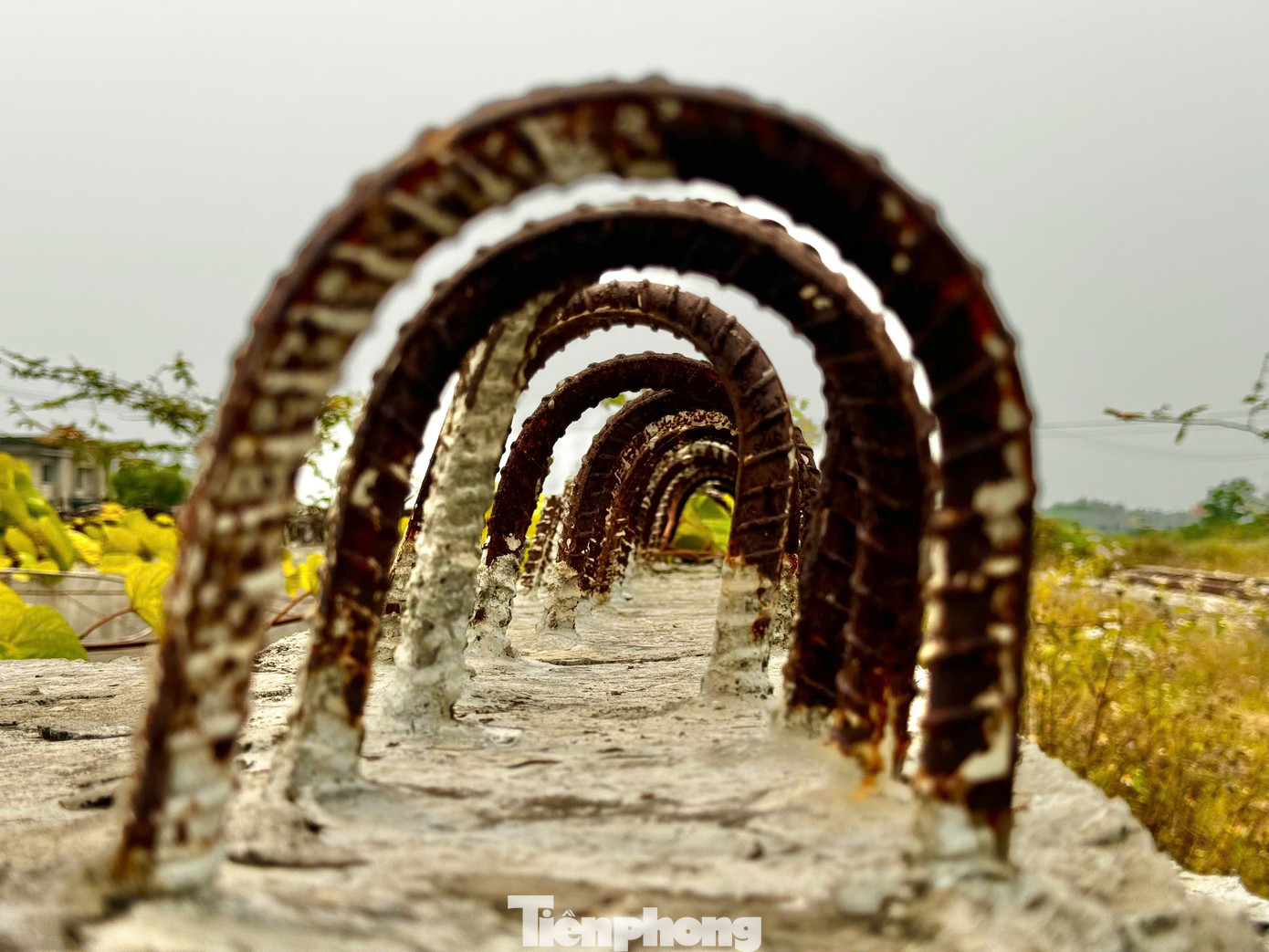 Một số hạng mục thi công dang dở. Ảnh: Nguyễn Ngọc.