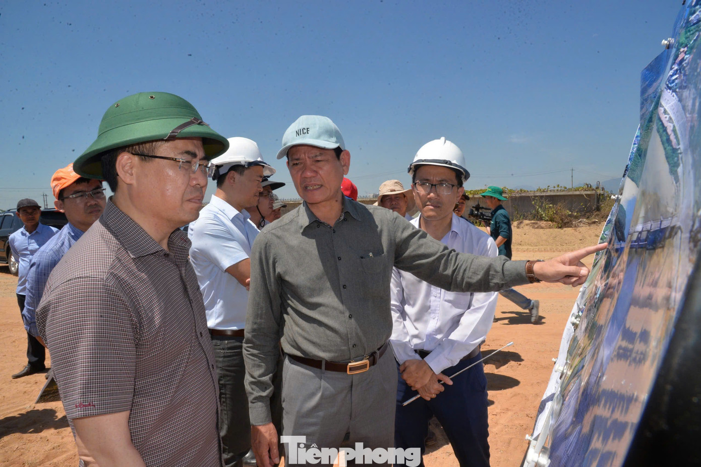 Mới đây vào ngày 21/4, tại buổi kiểm tra tiến độ thực hiện dự án đập dâng hạ lưu sông Trà Khúc, Chủ tịch UBND tỉnh Nguyễn Hoàng Giang yêu cầu địa phương, chủ đầu tư gặp gỡ người dân vận động, tuyên truyền để dứt điểm công tác mặt bằng, tập trung thi công hoàn thành dự án. Ảnh: Nguyễn Ngọc.