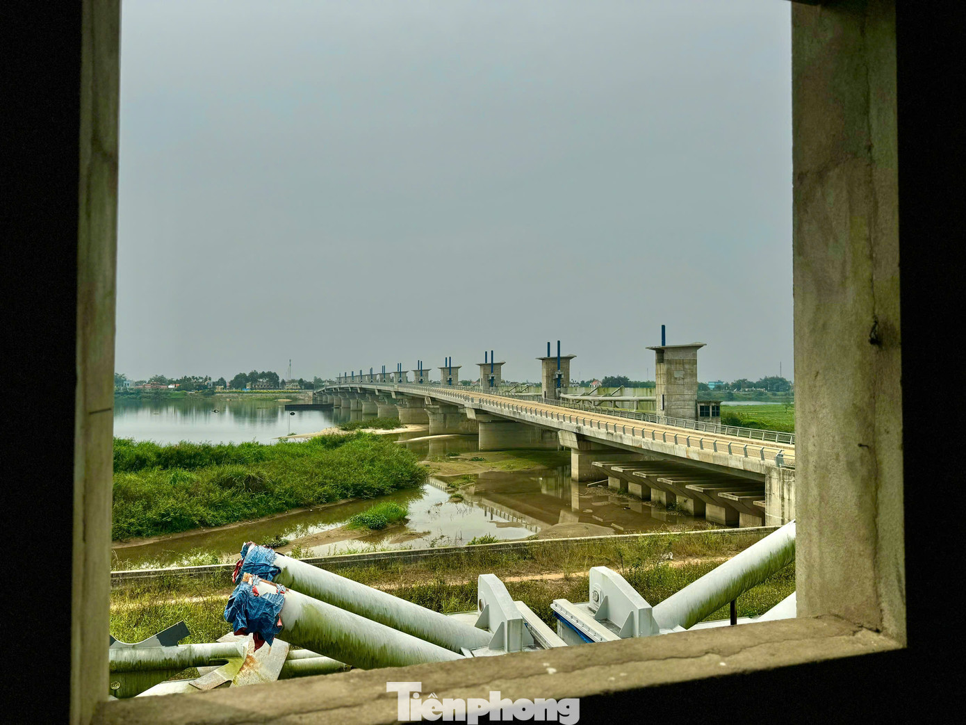 Một trong những nguyên nhân chính khiến dự án bị kéo dài qua nhiều năm là vẫn chưa thực hiện xong công tác di dời, tái định cư (TĐC) cho nhiều hộ dân bị ảnh hưởng bởi đập dâng nước sông Trà Khúc. Nhiều diện tích đất của các hộ dân vẫn chưa được giải phóng mặt bằng (GPMB). Ảnh: Nguyễn Ngọc.