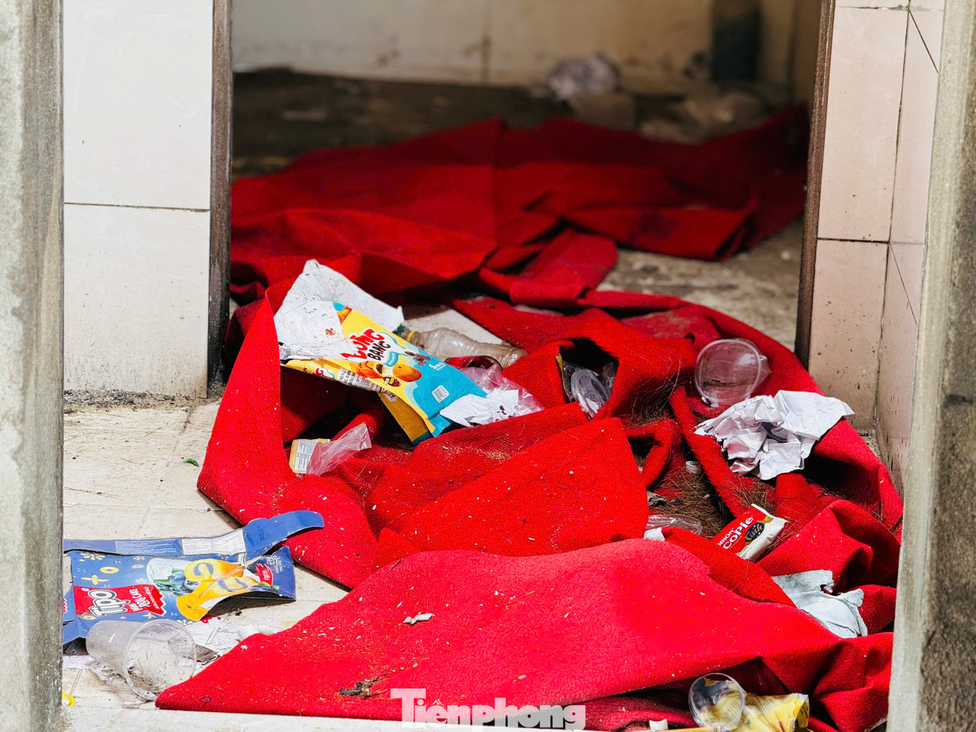 Bên trong nhà điều hành là cảnh hoang tàn và nhếch nhác. Ảnh: Nguyễn Ngọc.