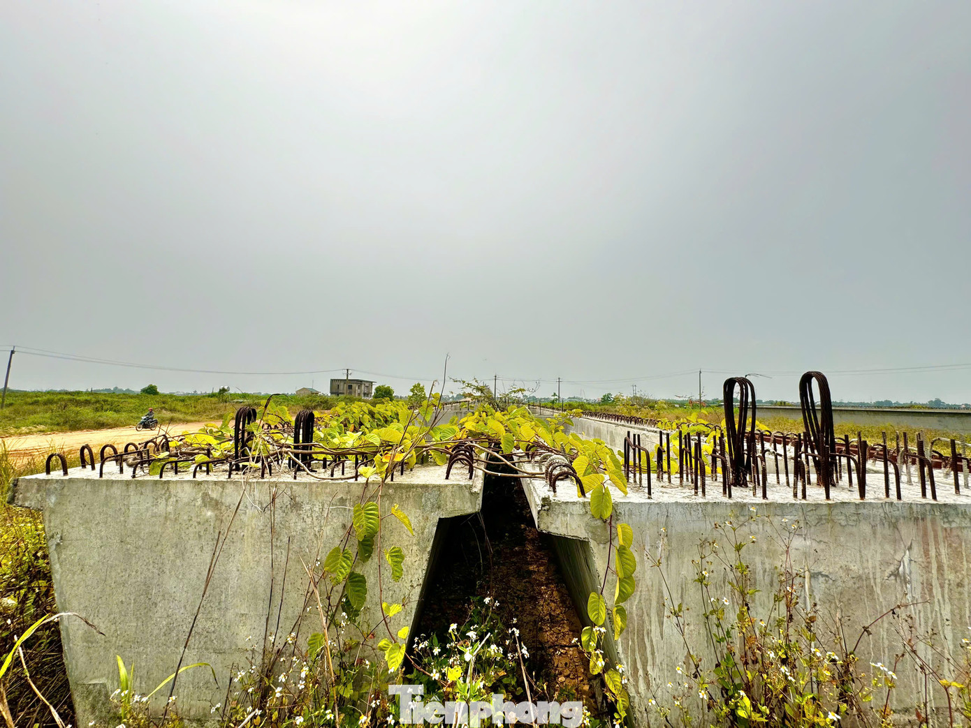 Một số hạng mục thi công dang dở. Ảnh: Nguyễn Ngọc.